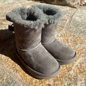 UGG Toddler girls Bailey Bow Sheepskin shearling boots size US 8 grey uggs